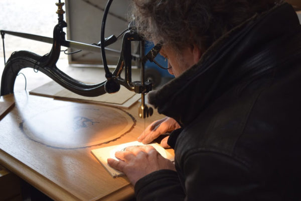 Un artisan d'art à l'oeuvre