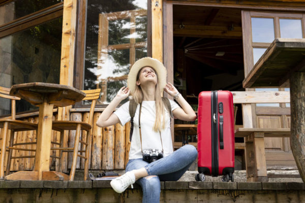 Une touriste avec sa valise