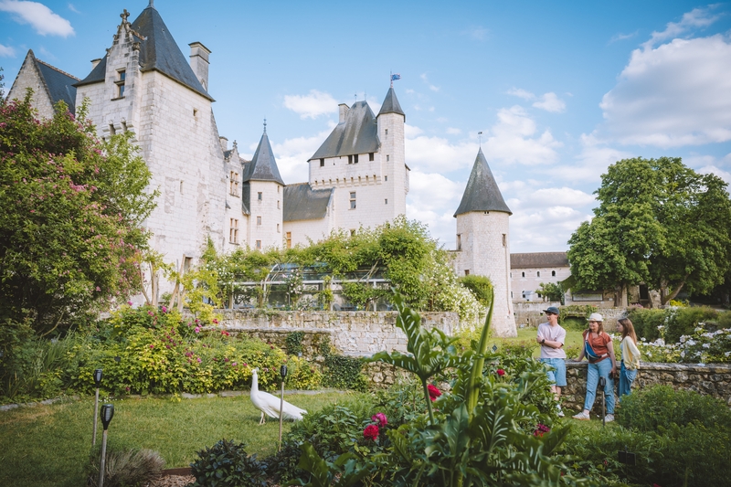 En famille dans les jardins du château du Rivau