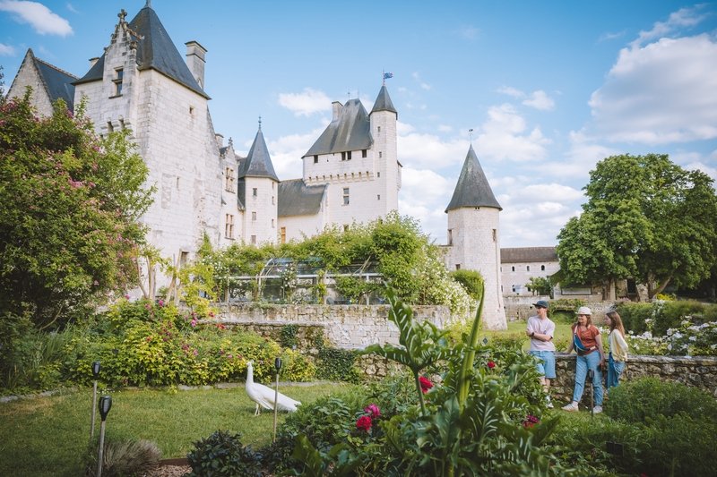En famille dans les jardins du château du Rivau