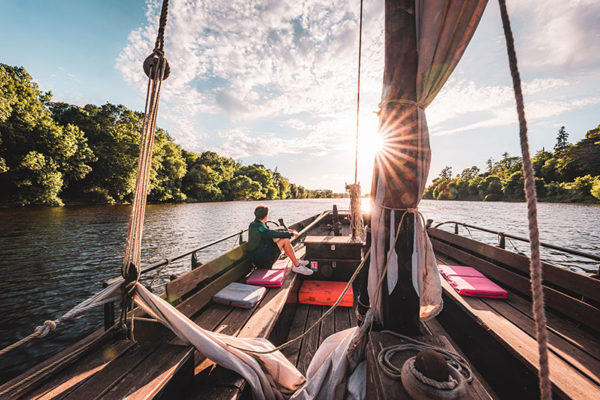 Une personne à bord d'un bateau naviguant sur la Loire